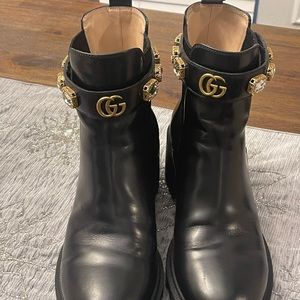 Gucci black leather ankle boots with belt 40